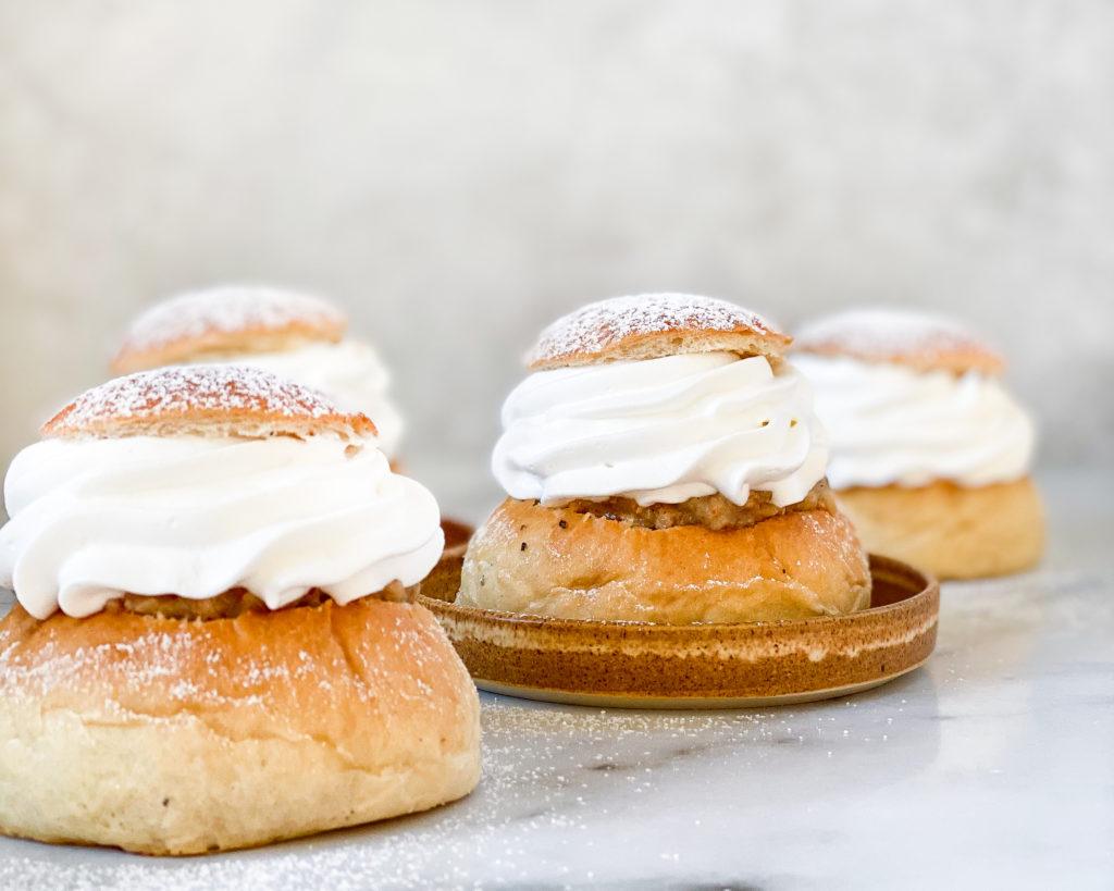 veganske semlor med mandelcreme og flødeskum