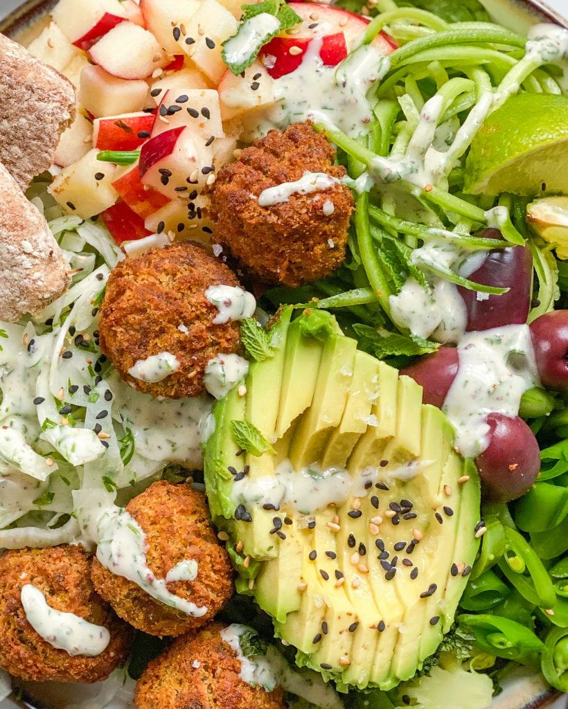 falafel salat med avocado og vegansk ranch dressing