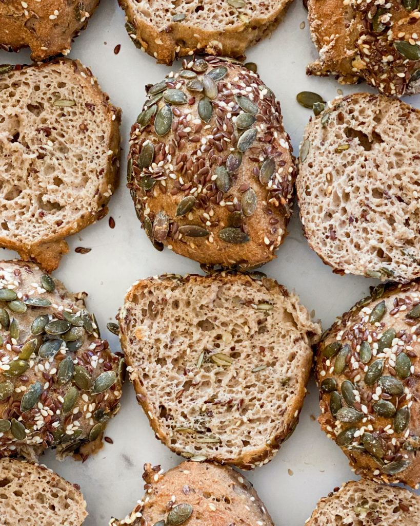glutenfri grovboller med kerner skåret over