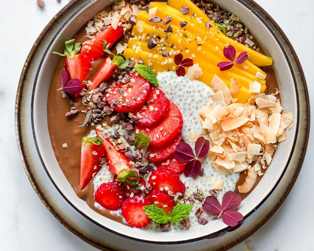 sund smoothiebowl med kakao og sød kartoffel