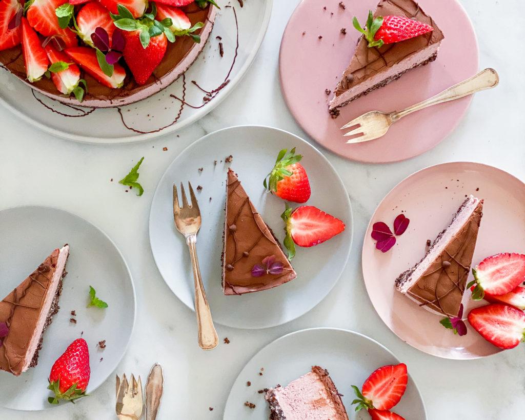 vegansk oreo cheesecake med jordbær skåret ud