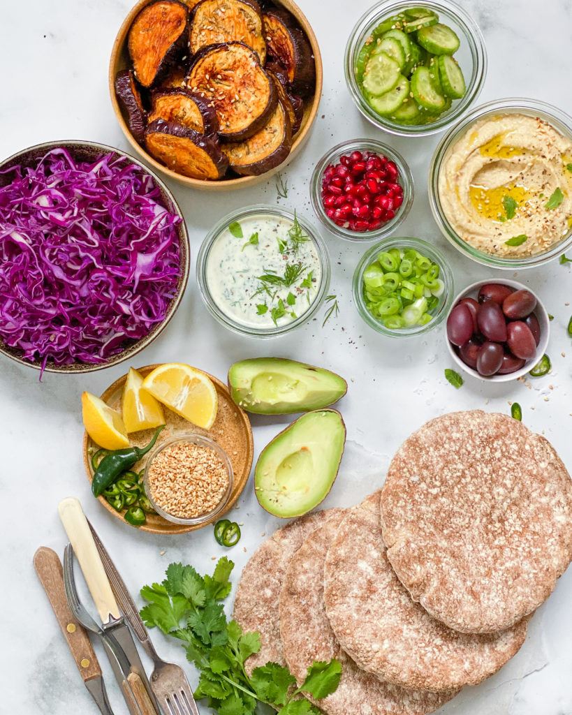 bagt aubergine med pita og tilbehør