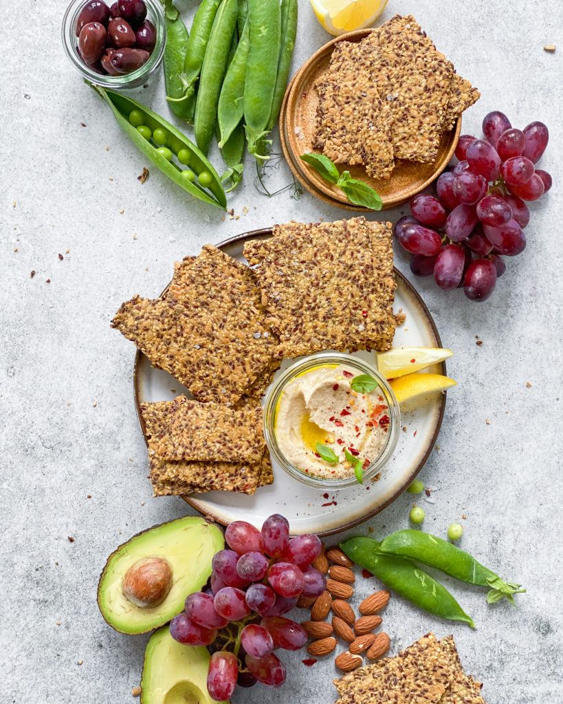 glutenfrit knækbrød snack bord med hummus