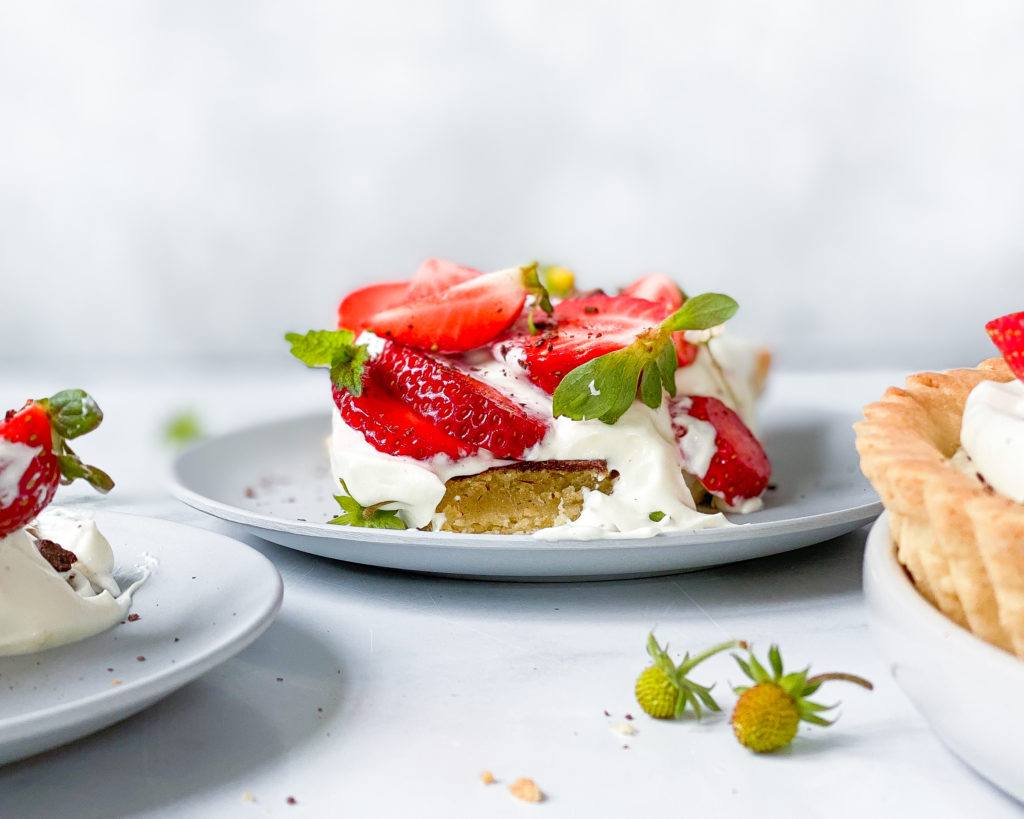 vegansk jordbærtærte med mazarinbund forfra