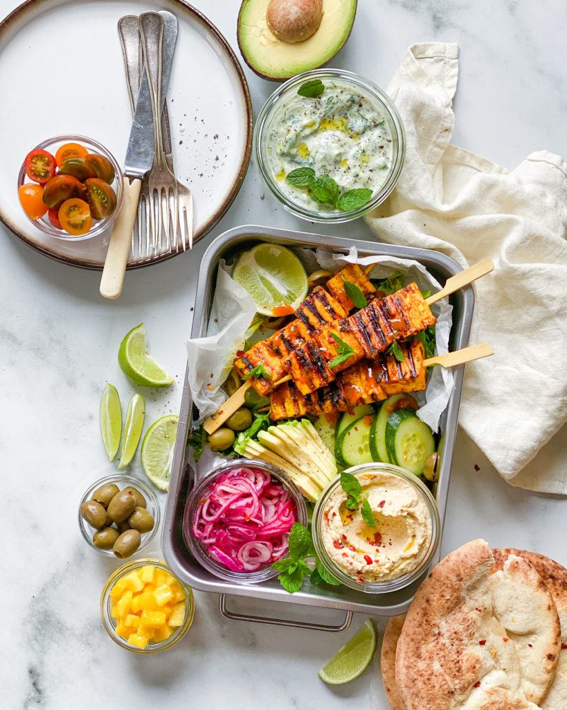 marinerede tofu grillspyd med tilbehør