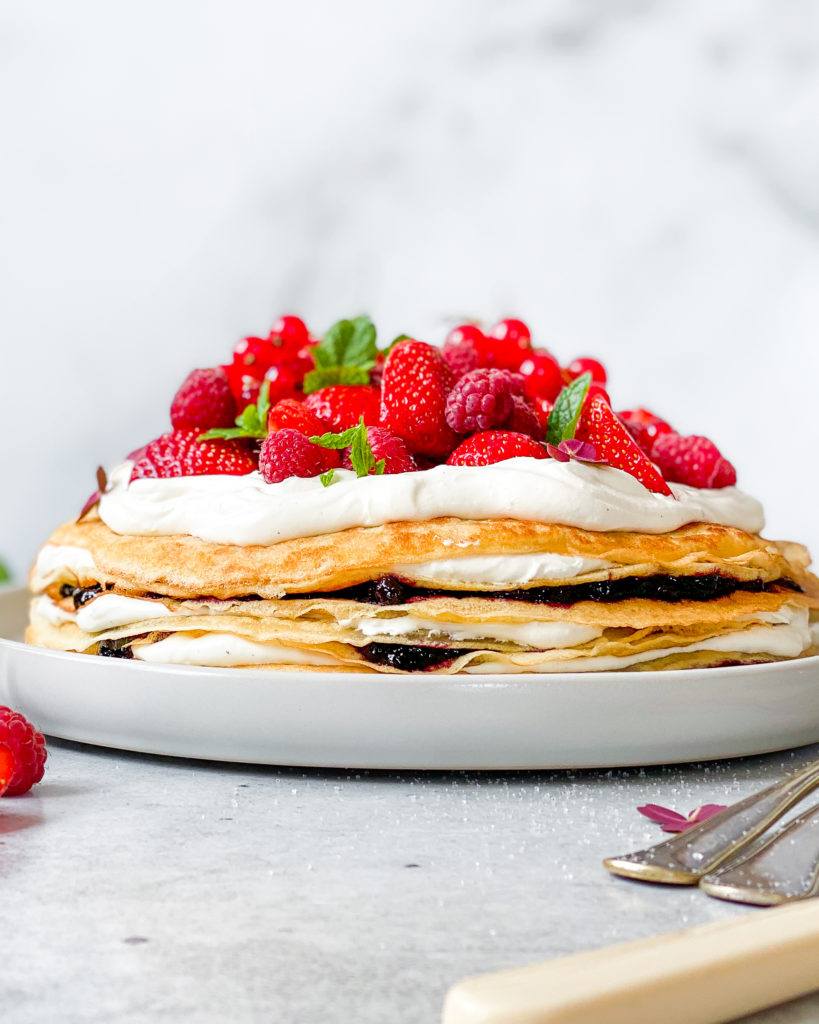 vegansk pandekage lagkage med bær og chokoladecreme