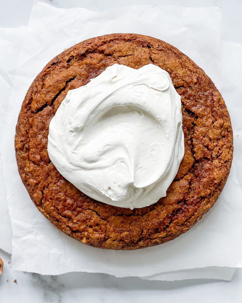 vegansk squashkage oppefra med hvid chokoladeskum