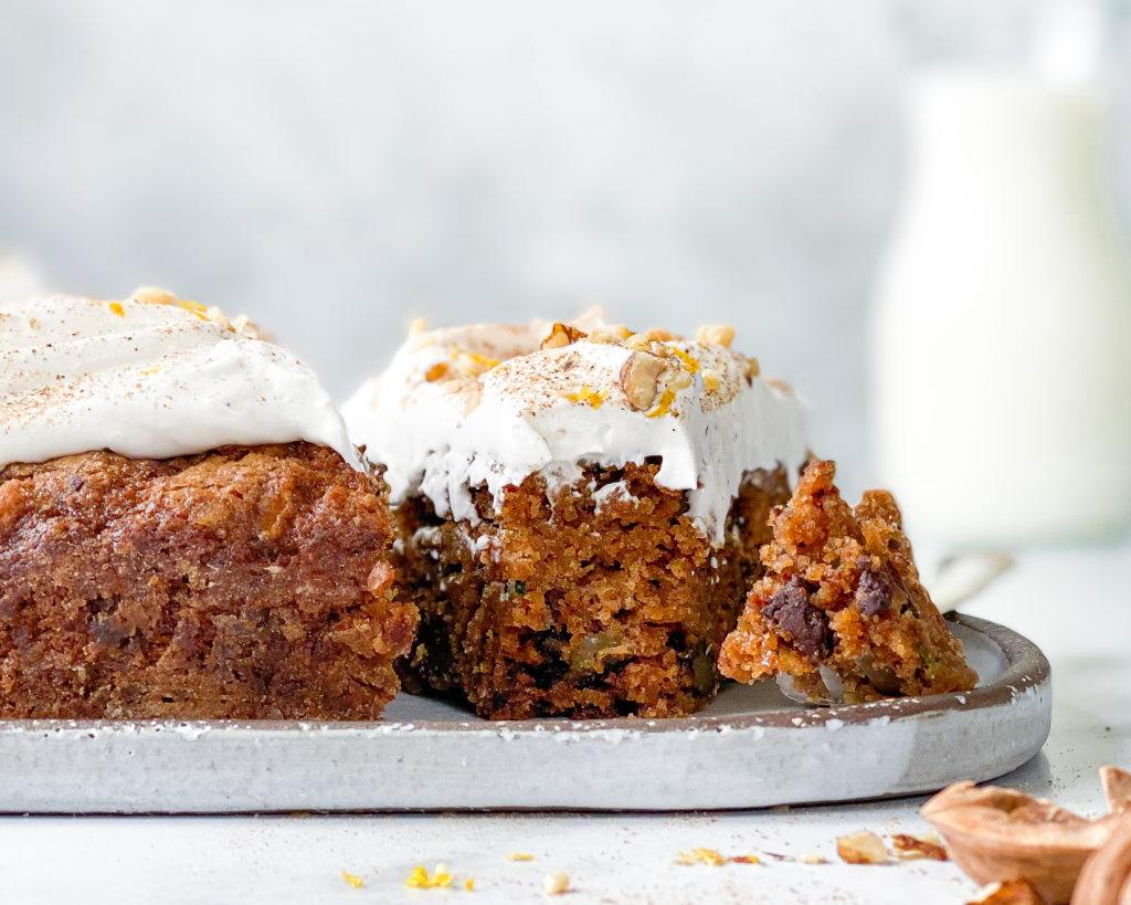 vegansk squashkage med valnødder og chokolade
