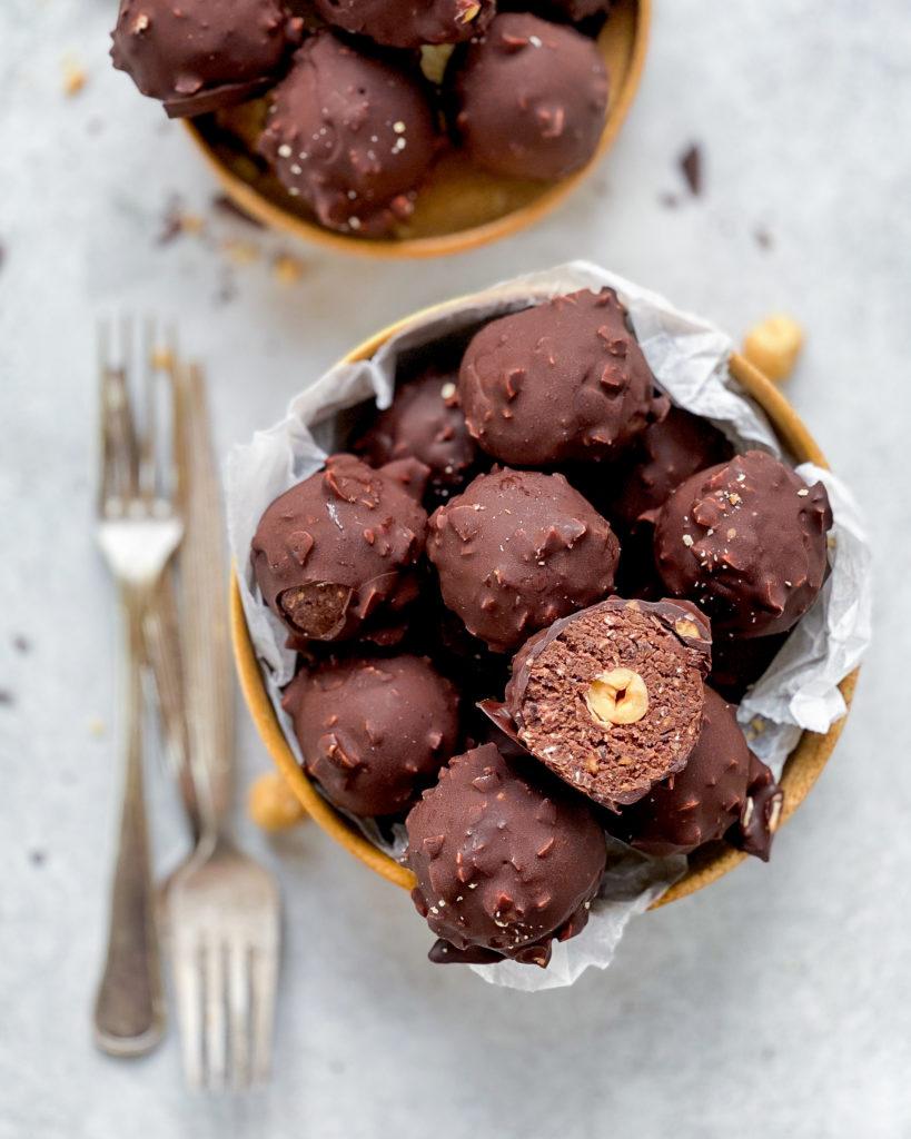 Hjemmelavede ferrero rocher kugler med bønner og dadler