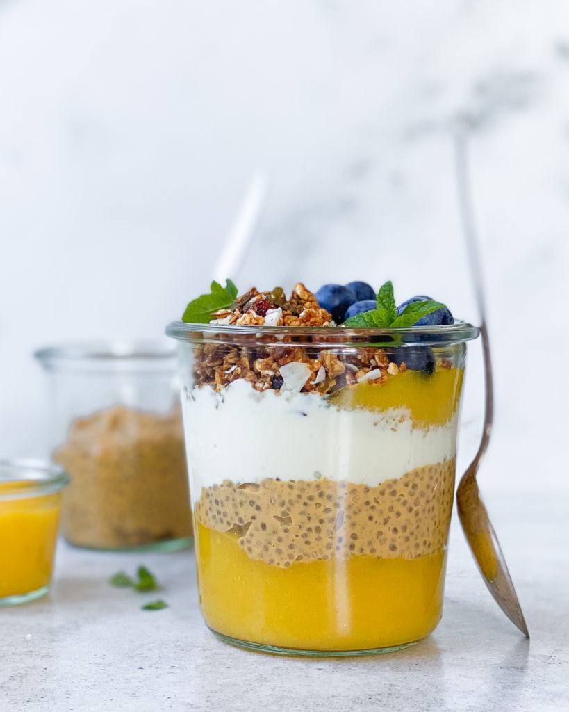 vegansk morgenmad chiagrød med mango