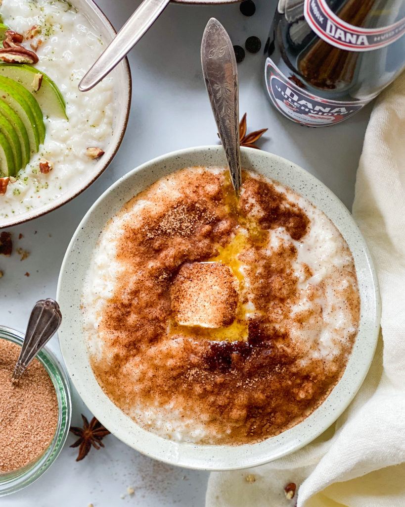 vegansk risengrød med kanelsukker og smørklat