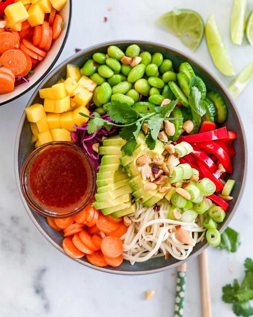 asiatisk salat med nudler