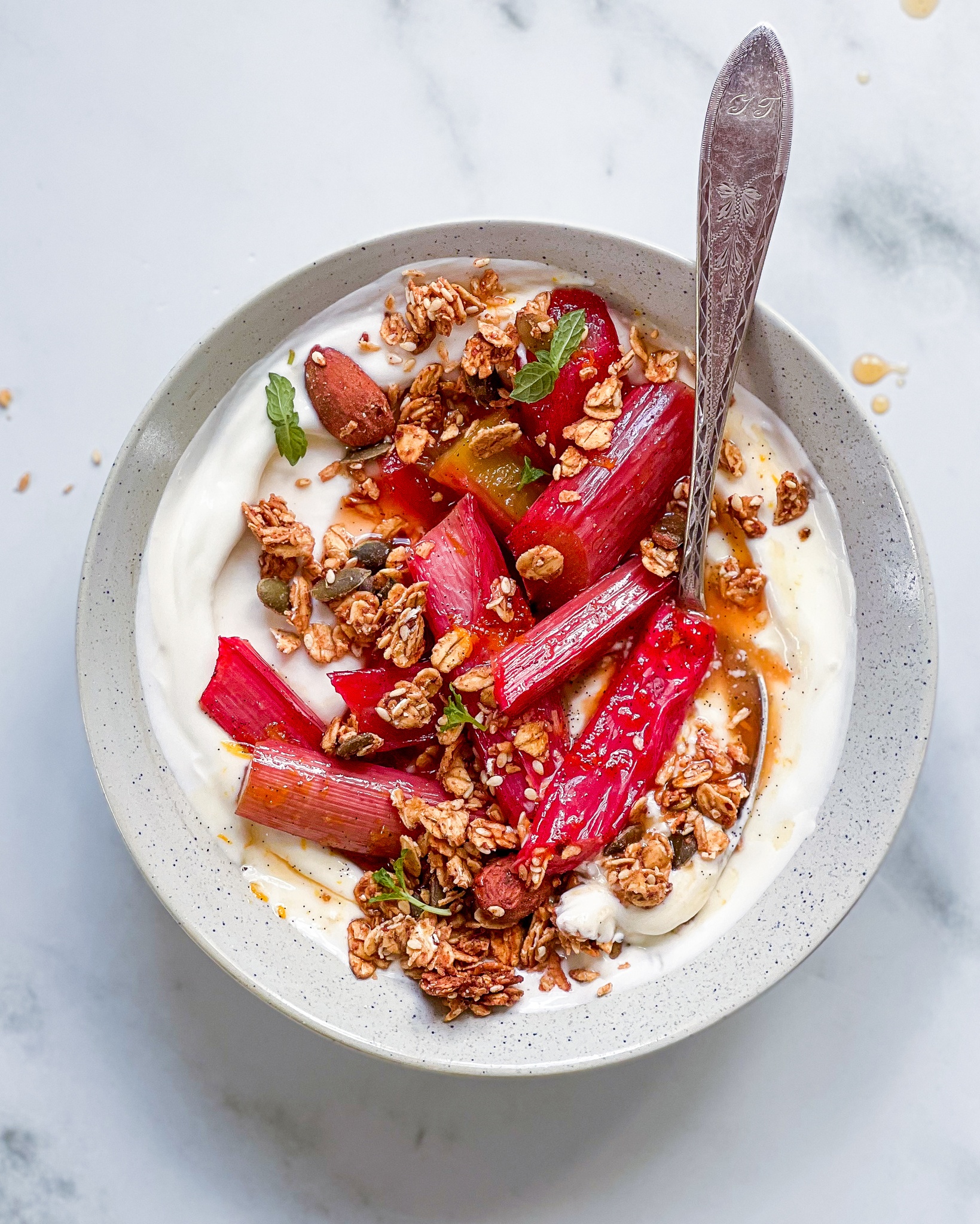 Bagte rabarber med yoghurt og granola