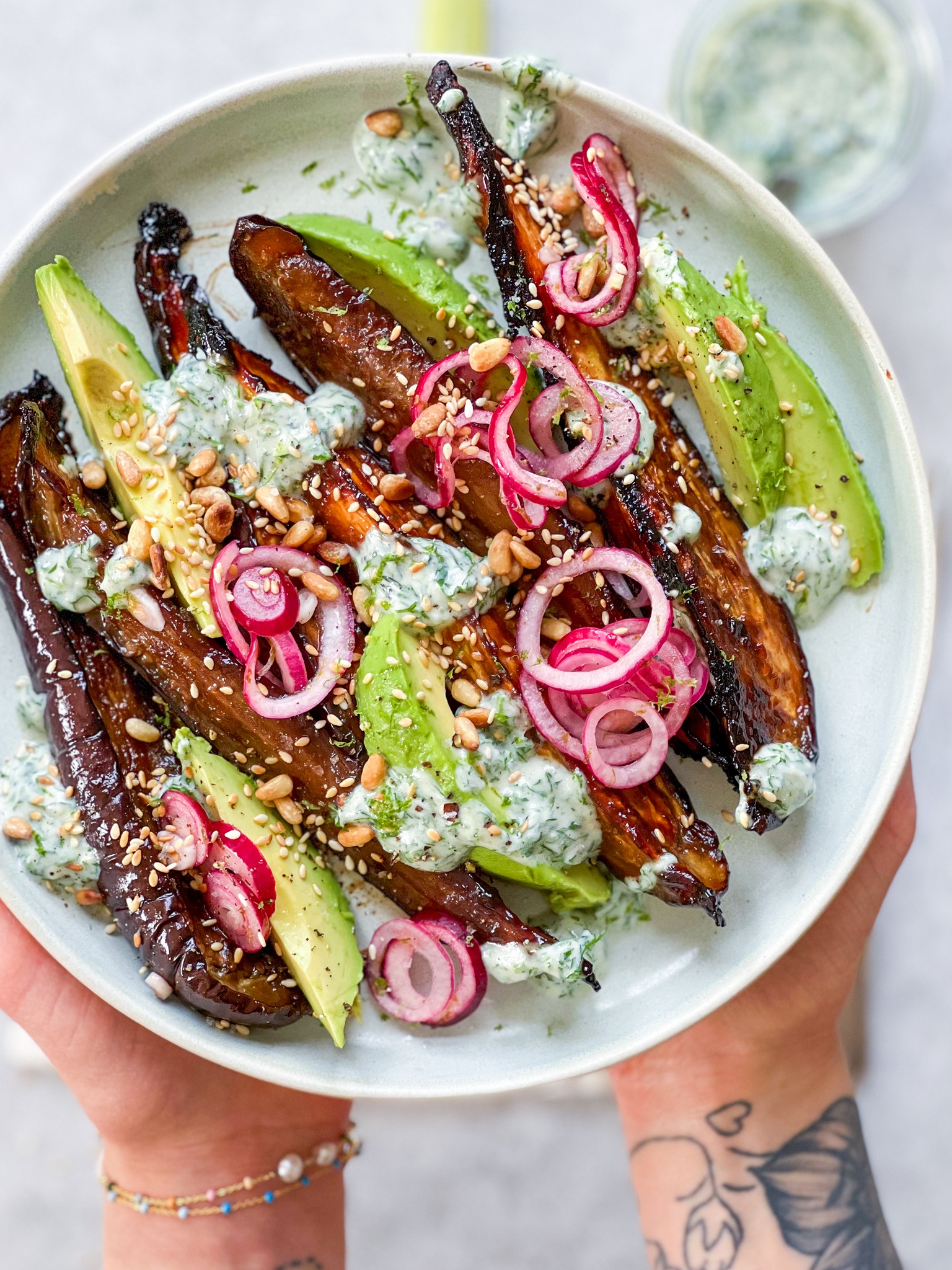 aubergine i ovn med yoghurtdressing
