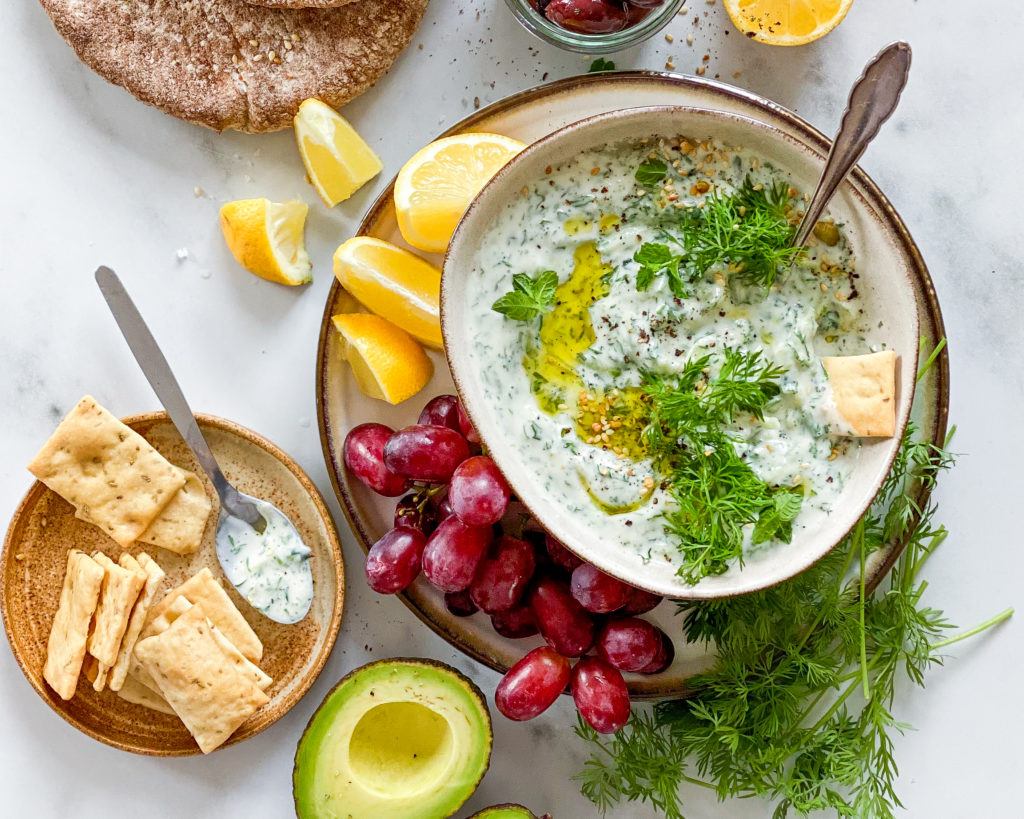 vegansk tzatziki med yoghurt krydderurter