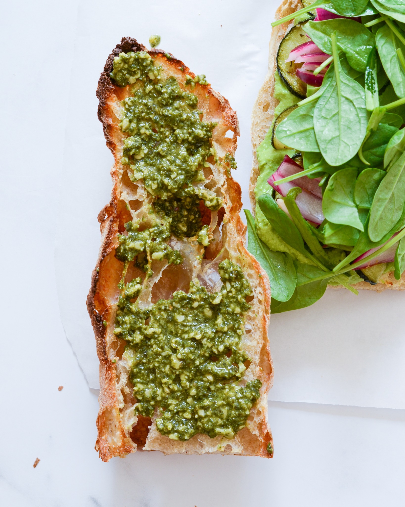 grøn vegetar sandwich pesto
