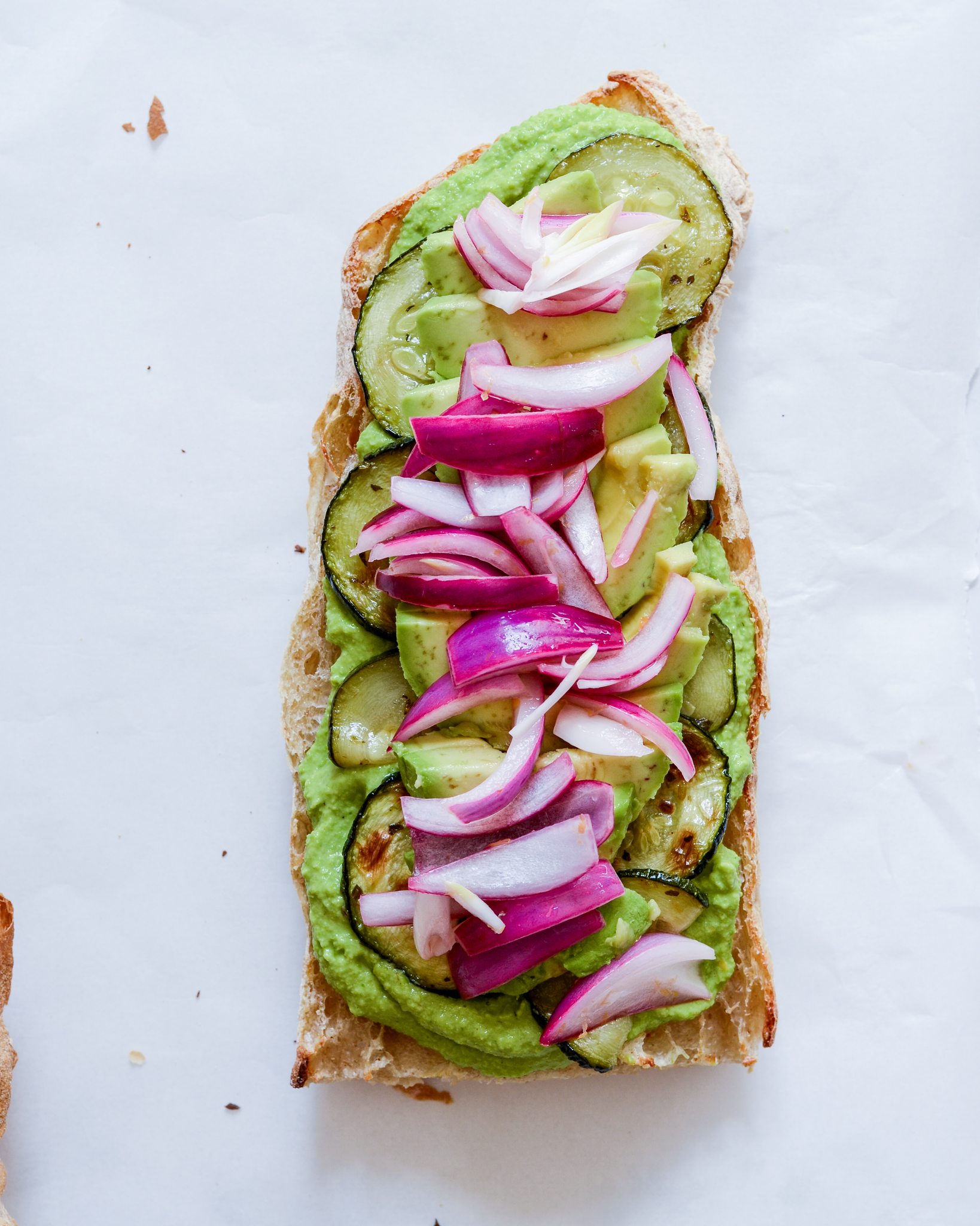 grøn vegetar sandwich syltede rødløg