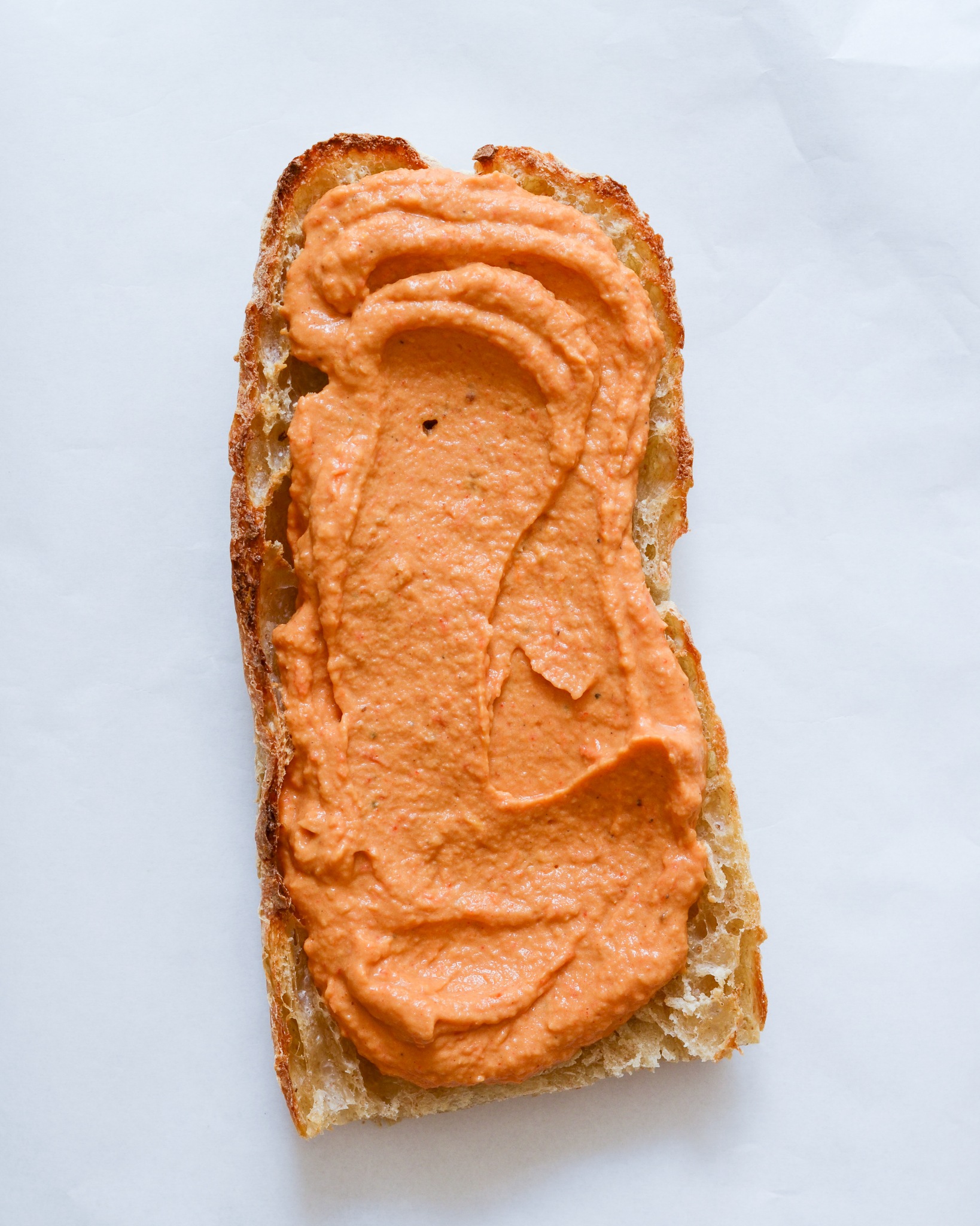 rød vegetar sandwich hummus