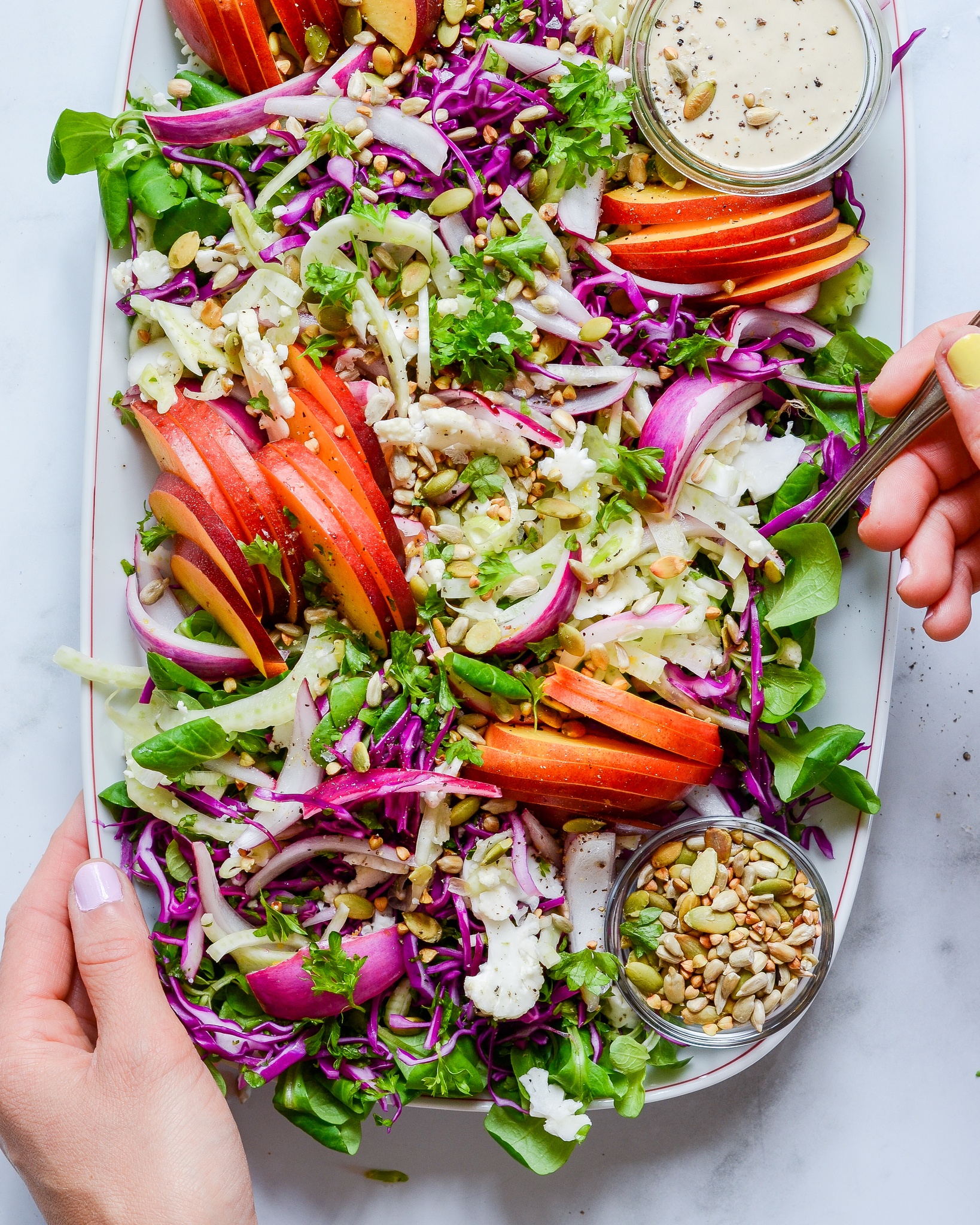 salat med nektarin tahindressing