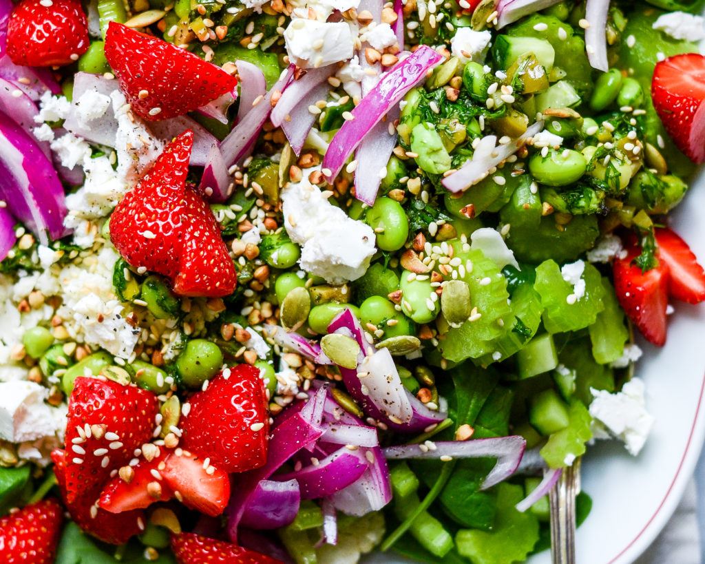sommerlig salat med edamamebønner og feta