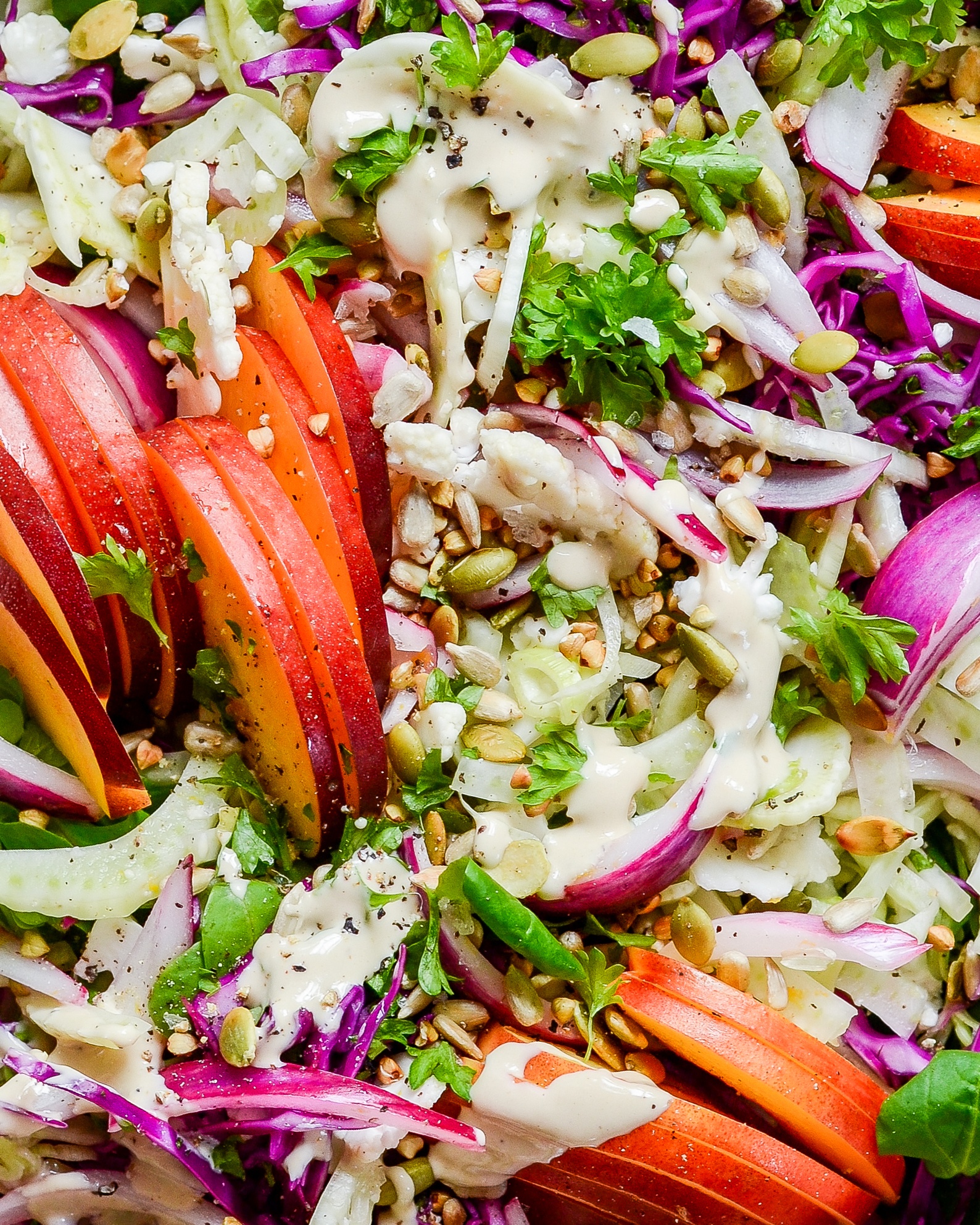 tahindressing og nektarin salat