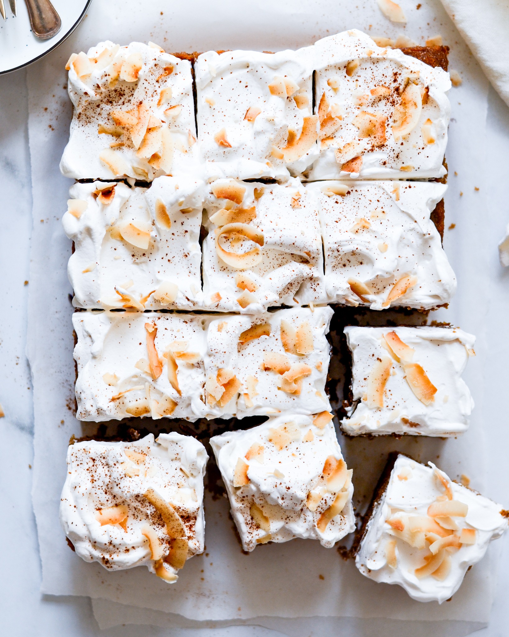 vegansk gulerodskage med frosting og kokosflager