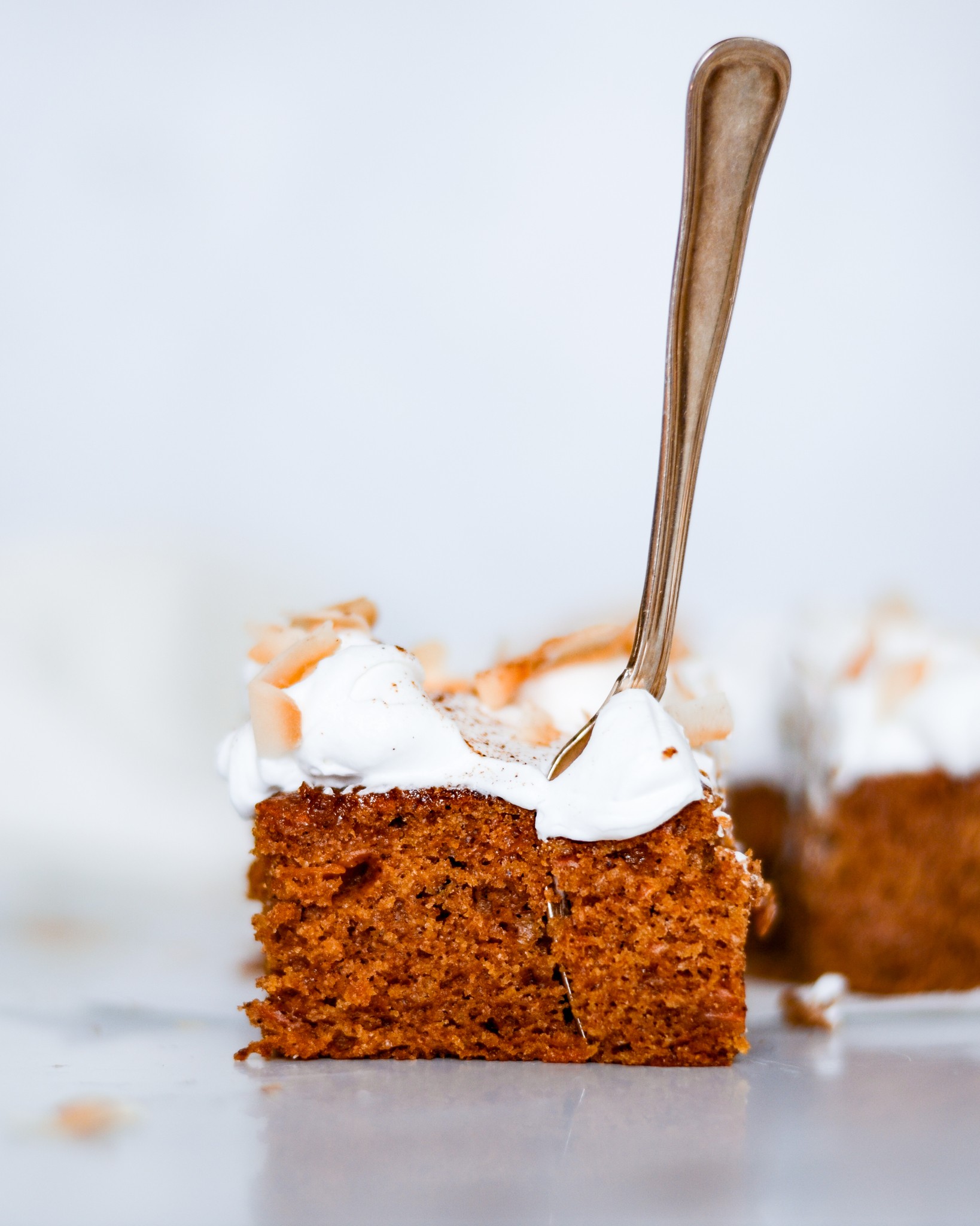 vegansk gulerodskage med gaffel