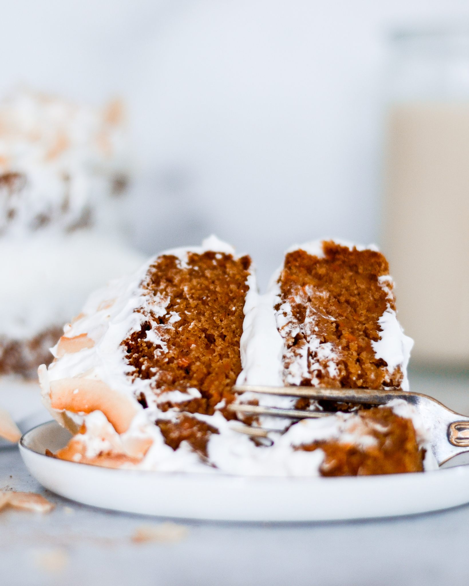 vegansk gulerodslagkage stykke