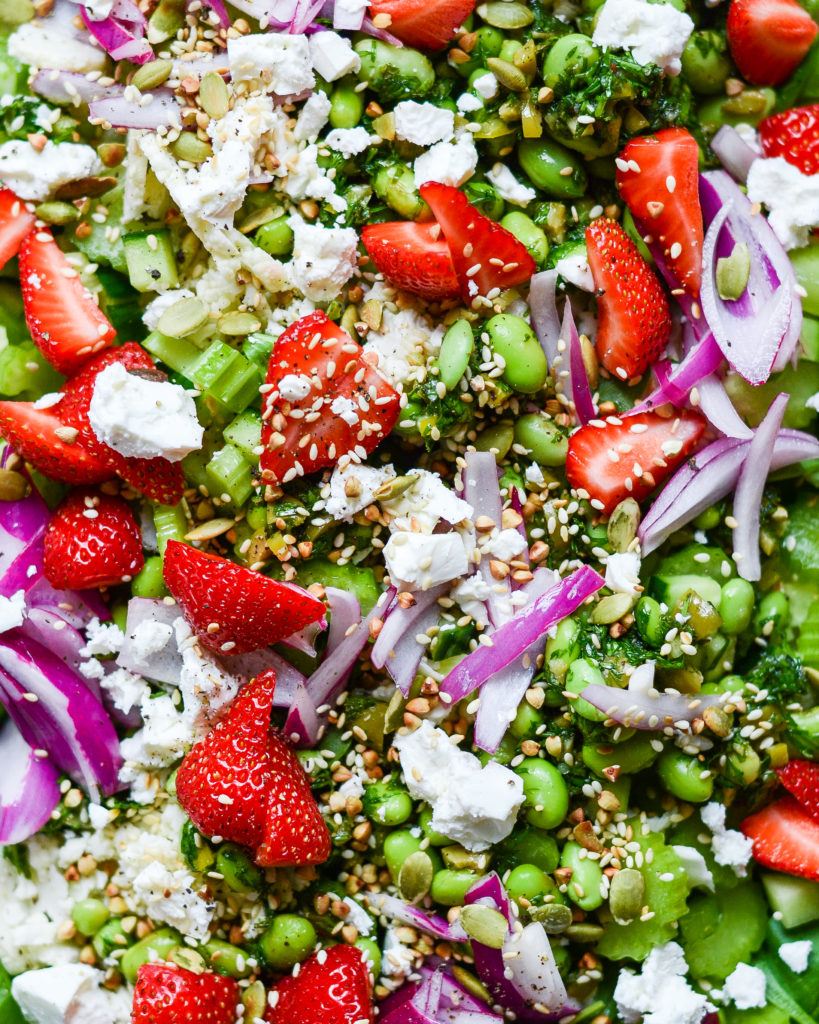 vegetarisk salat med edamamebønner og feta