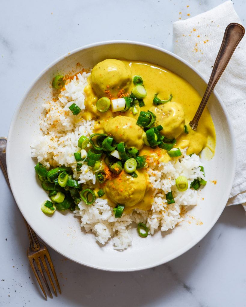 veganske boller i karry med forårsløg