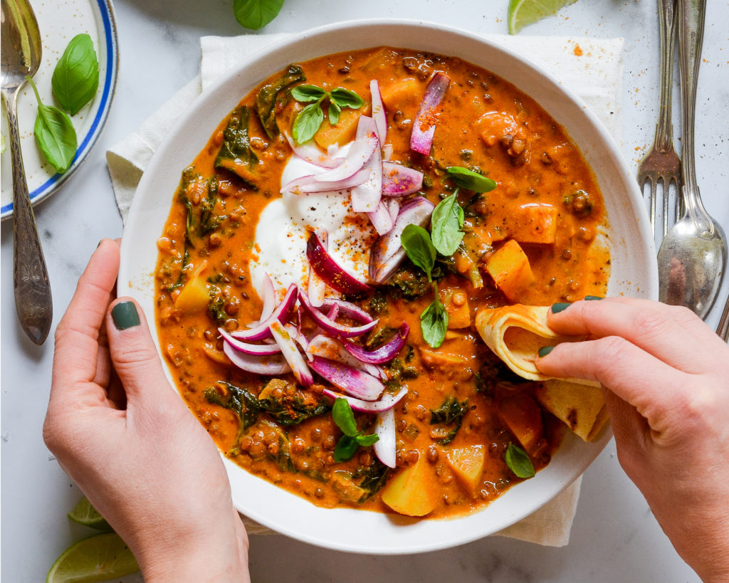 kartoffel curry med grønkål