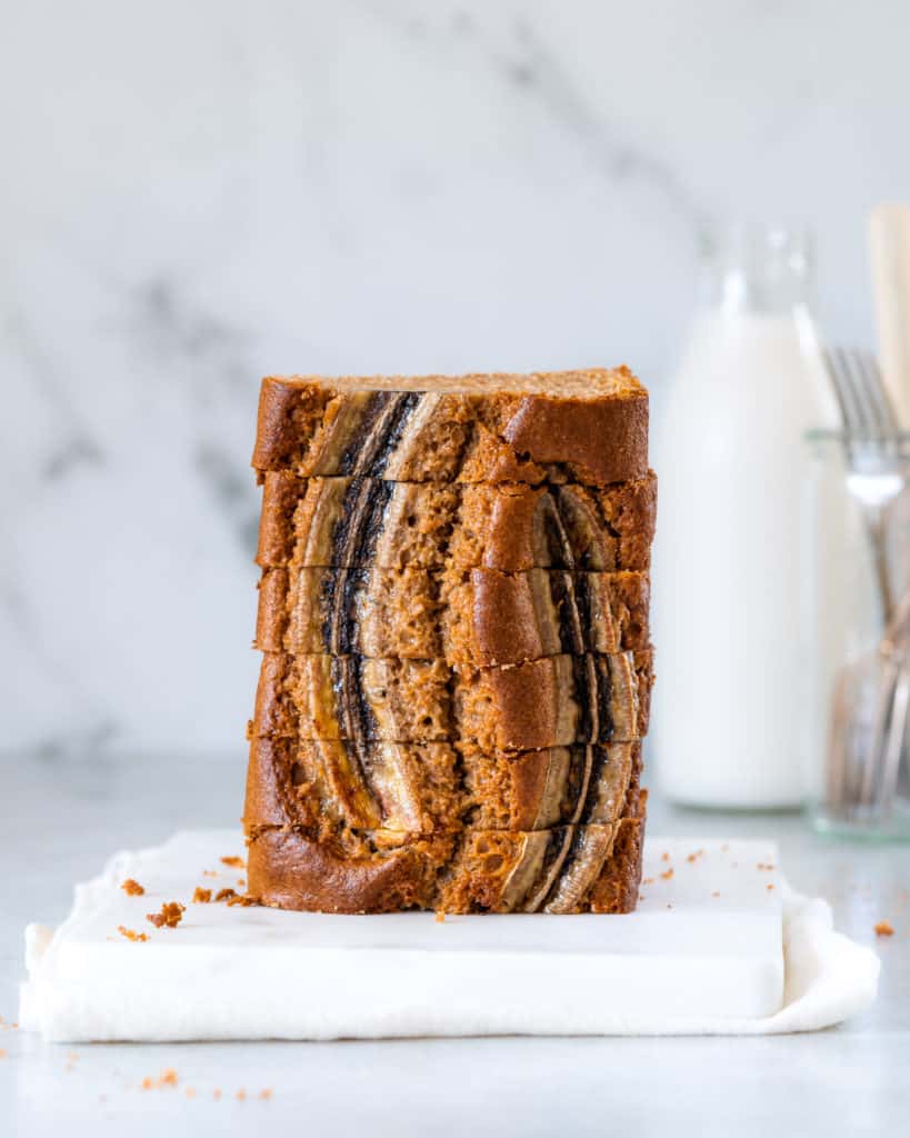 bananbrød med havregryn skåret forfra
