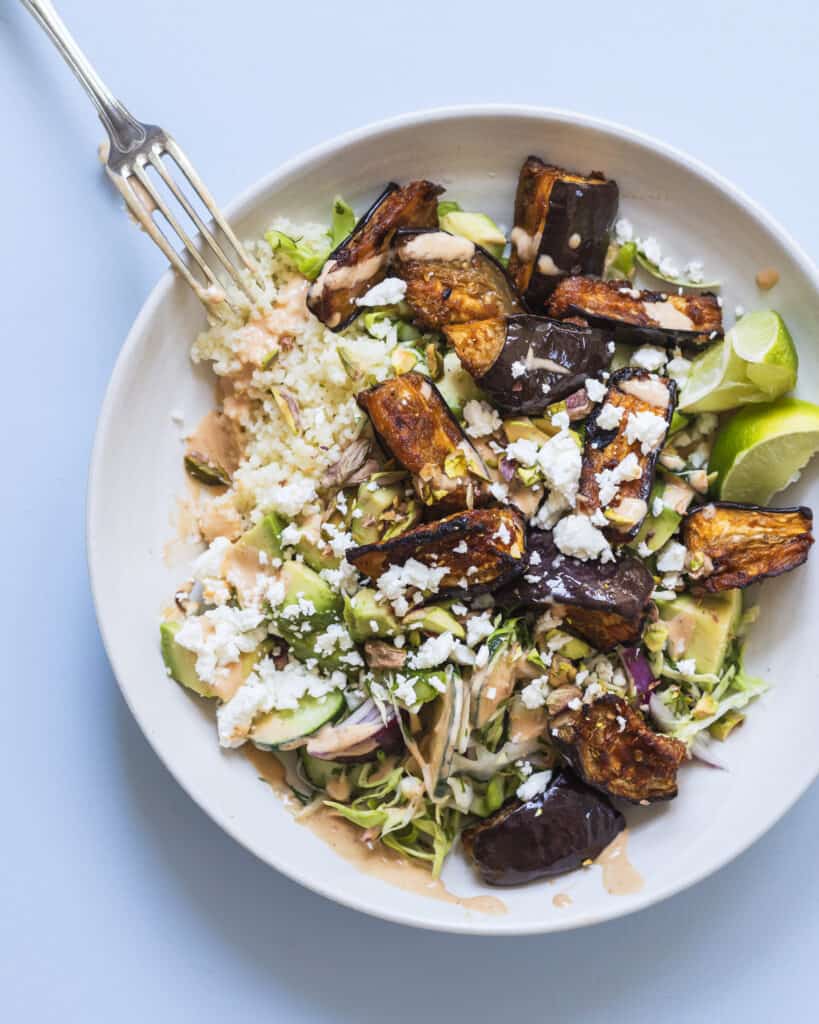 bagt aubergine i ovn med harissa
