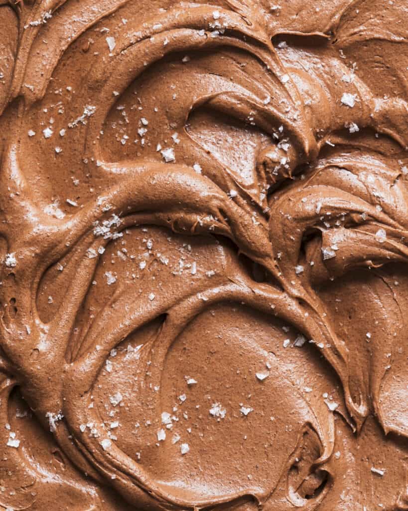 close up frosting svampet banankage
