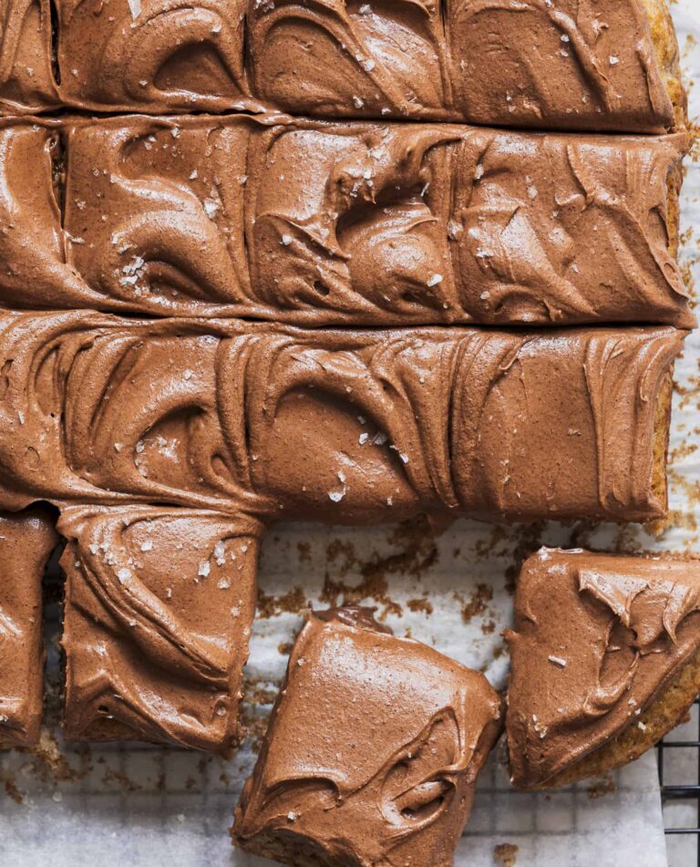 svampet banankage med chokolade karamel frosting