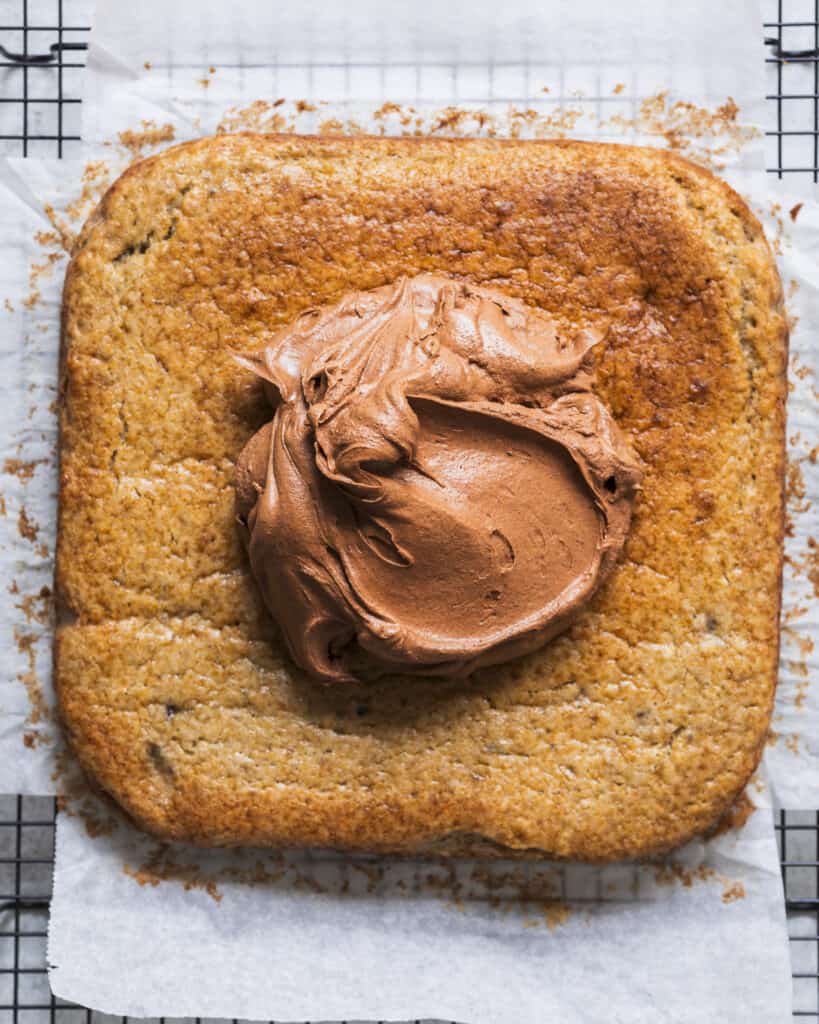 svampet banankage med karamel frosting