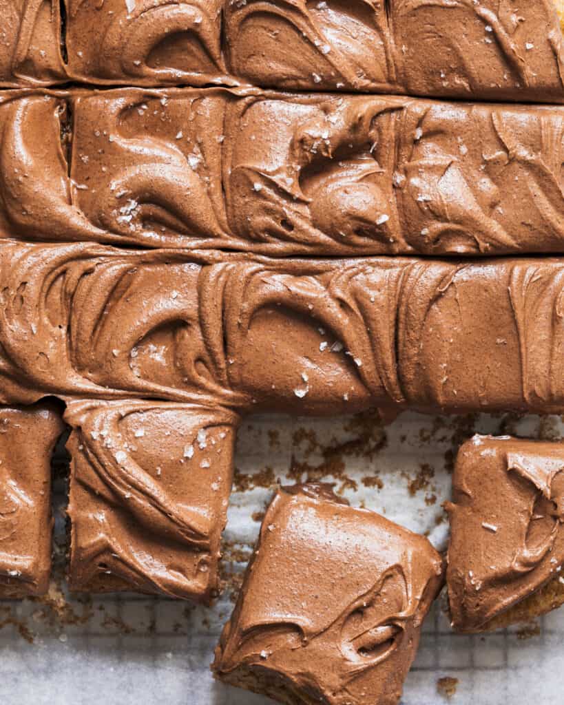 svampet banankage med frosting