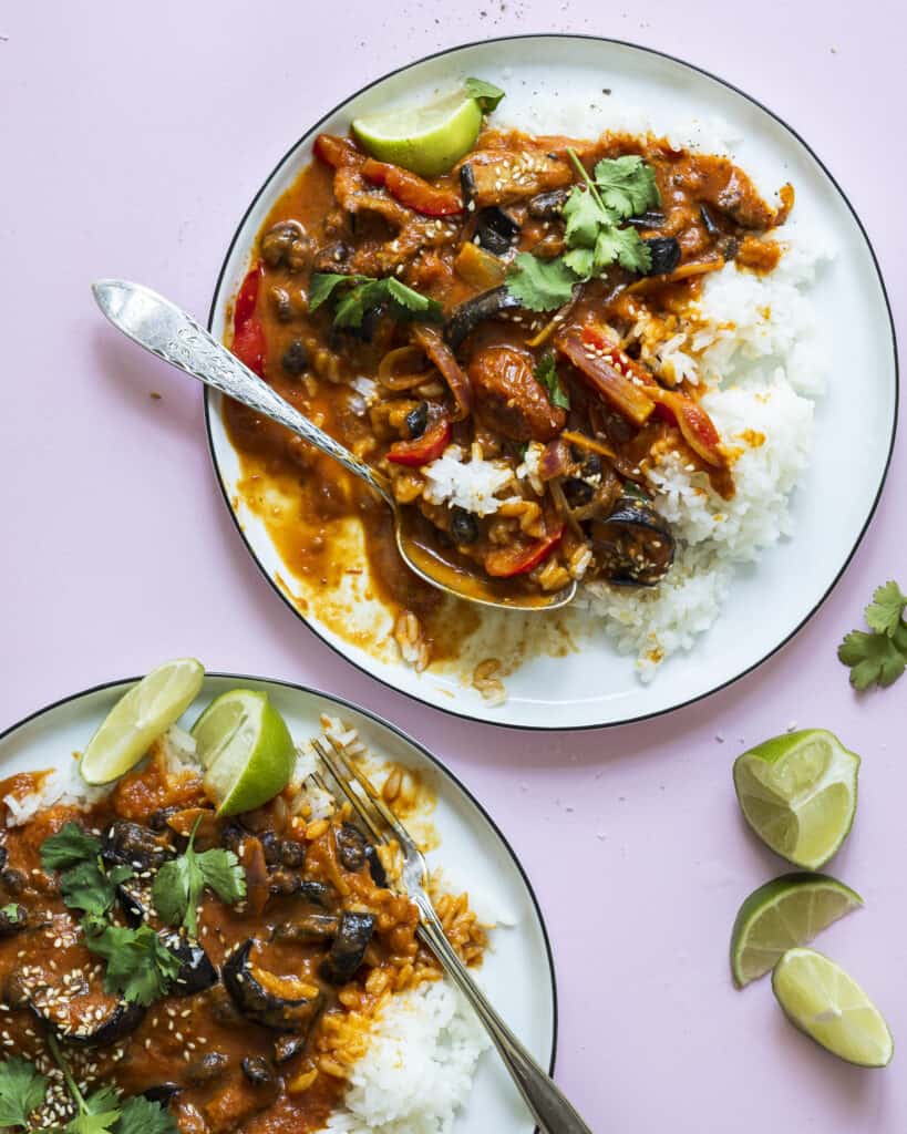 vegetarisk gryderet med bagte aubergine