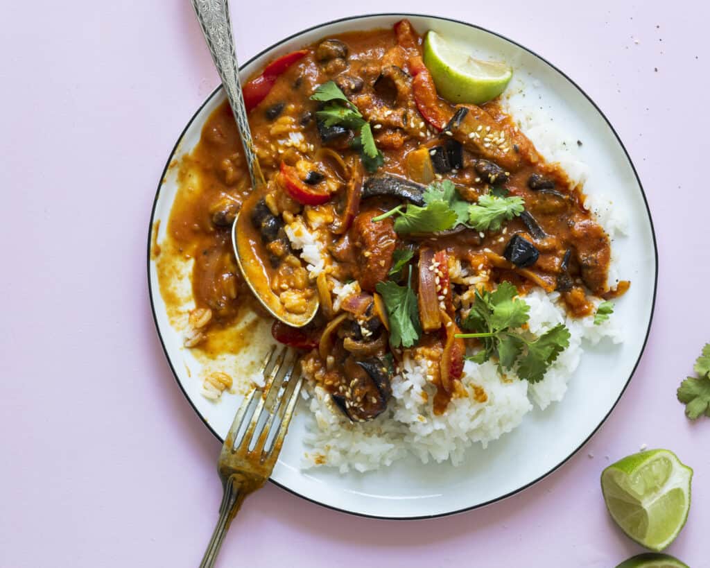 vegetarisk gryderet med aubergine og bønner