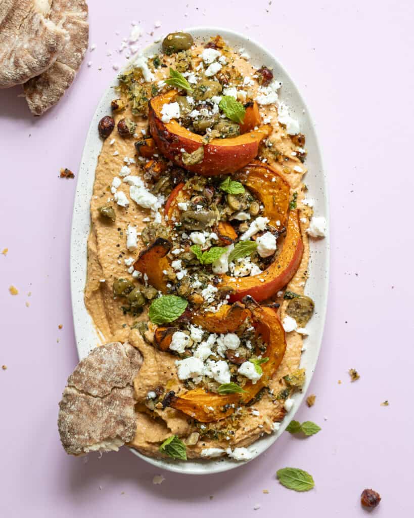 bagt græskar med harissa hummus og feta