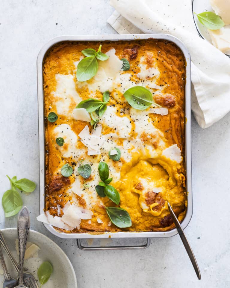bagt gnocchi med græskarsauce og mozzarella
