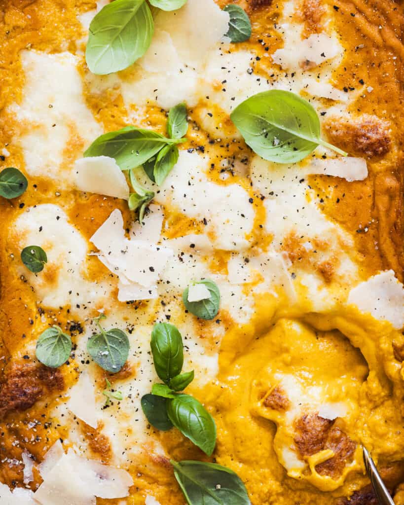 bagt gnocchi med græskarsauce close up