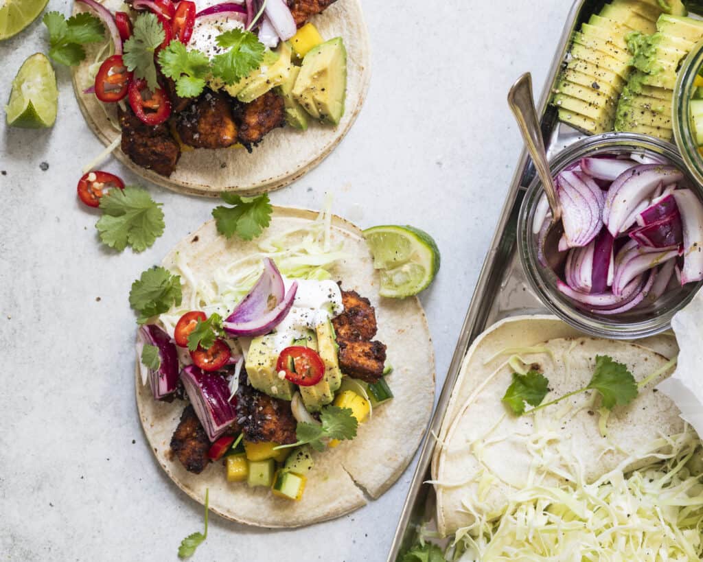 vegetarisk taco med tofu og grøntsager