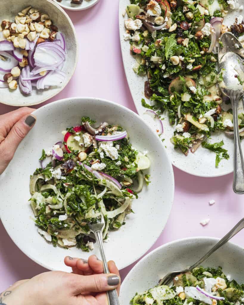 Julesalat med grønkål og æble og hasselnødder