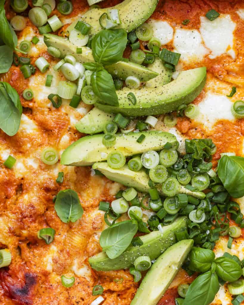 bagt pasta med peberfrugtsauce og mozzarella