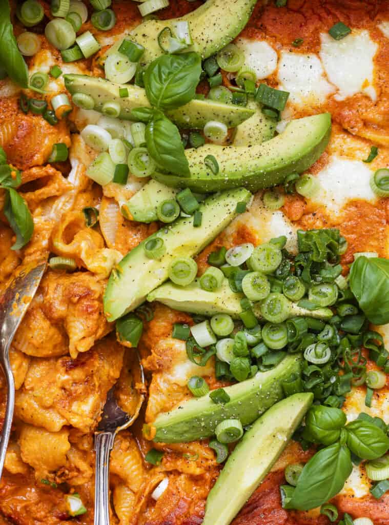 bagt pasta med peberfrugtsauce og ost