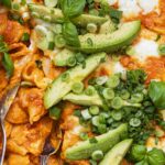 bagt pasta med peberfrugtsauce og ost