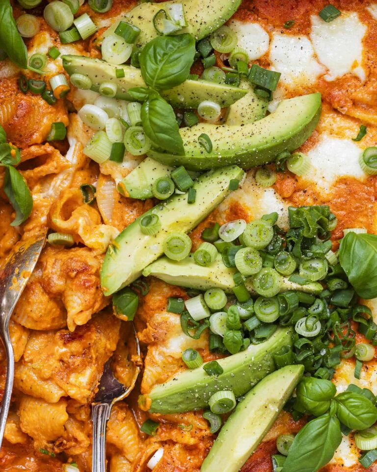 bagt pasta med peberfrugtsauce og ost