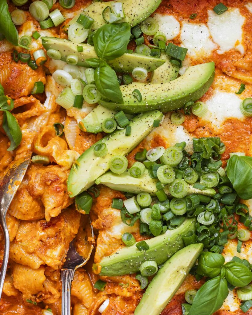 bagt pasta med peberfrugtsauce og ost