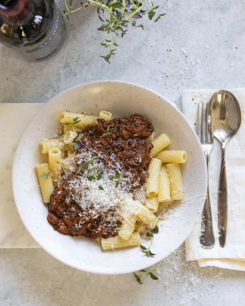 beluga bolognese med pulled aubergine og rødvin